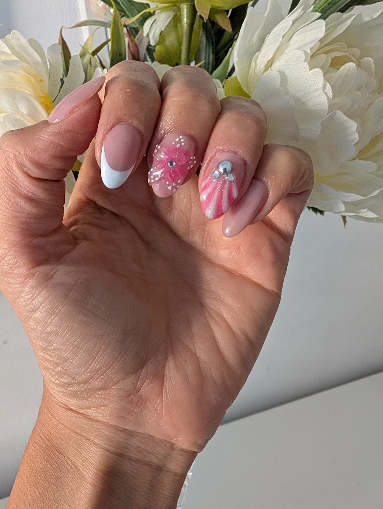 French-Nägel mit Strass und rosa Design