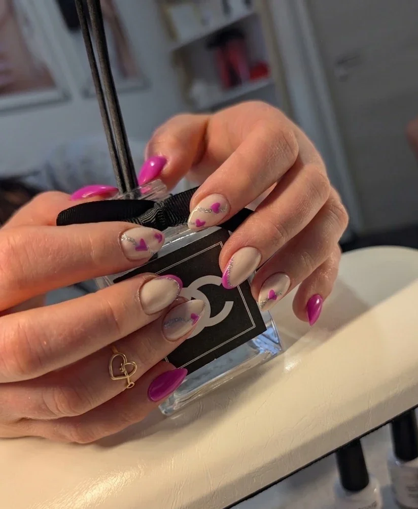 Nude-Nägel mit pinken Herzen