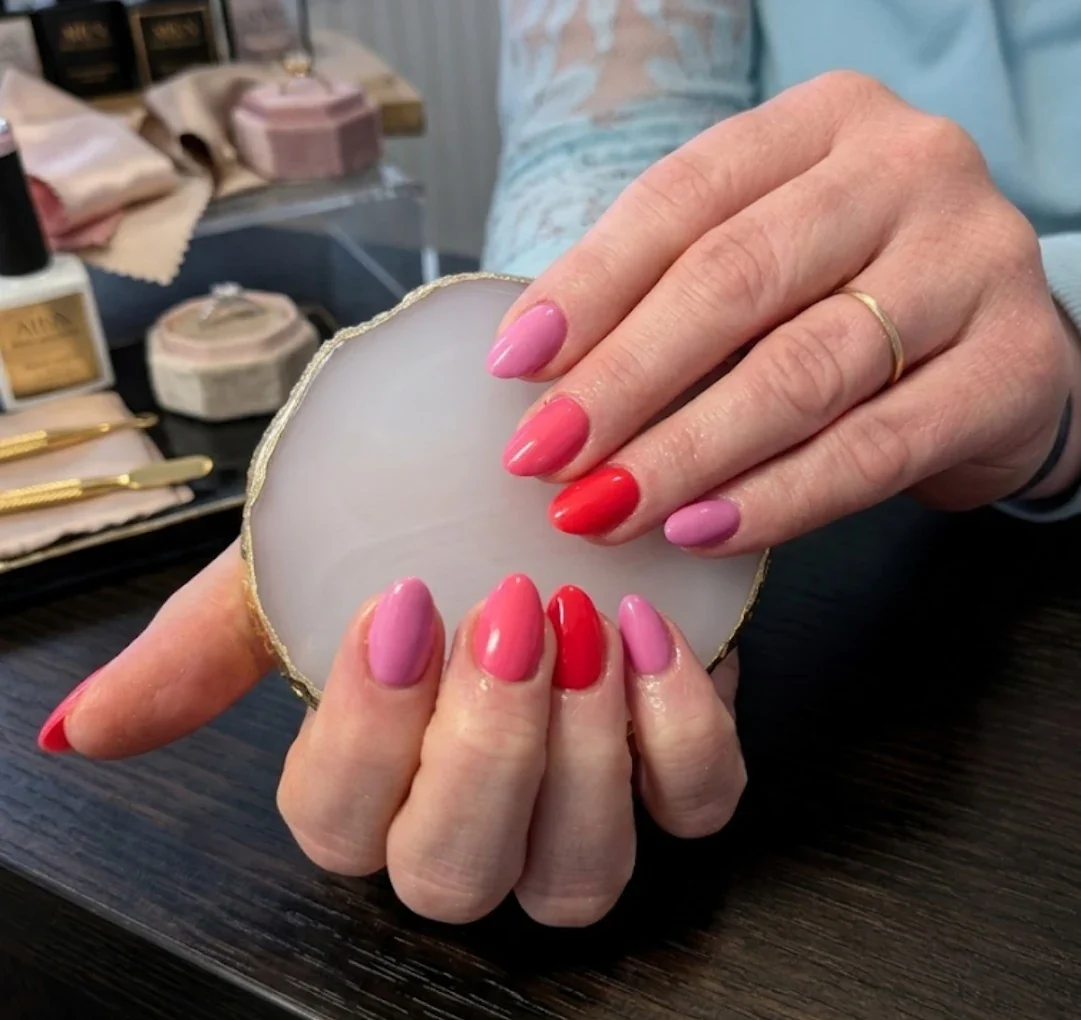 Pink und rote Mandelnägel