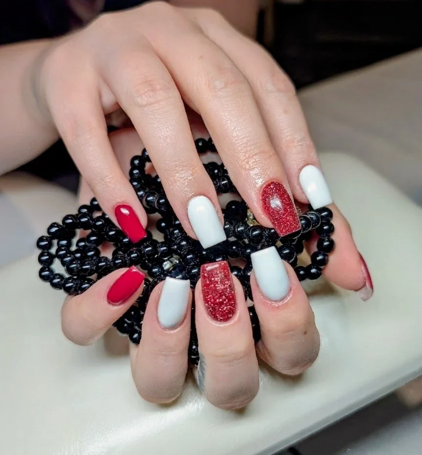 Rot-weiße Nägel mit Glitzer, schwarze Perlenkette